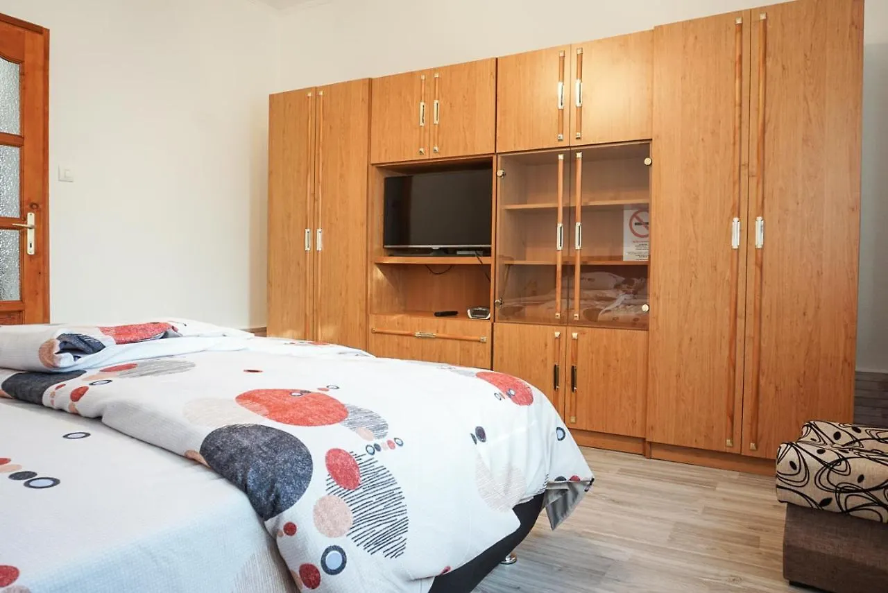Spacious House In The Outskirts Of בודפשט דירה